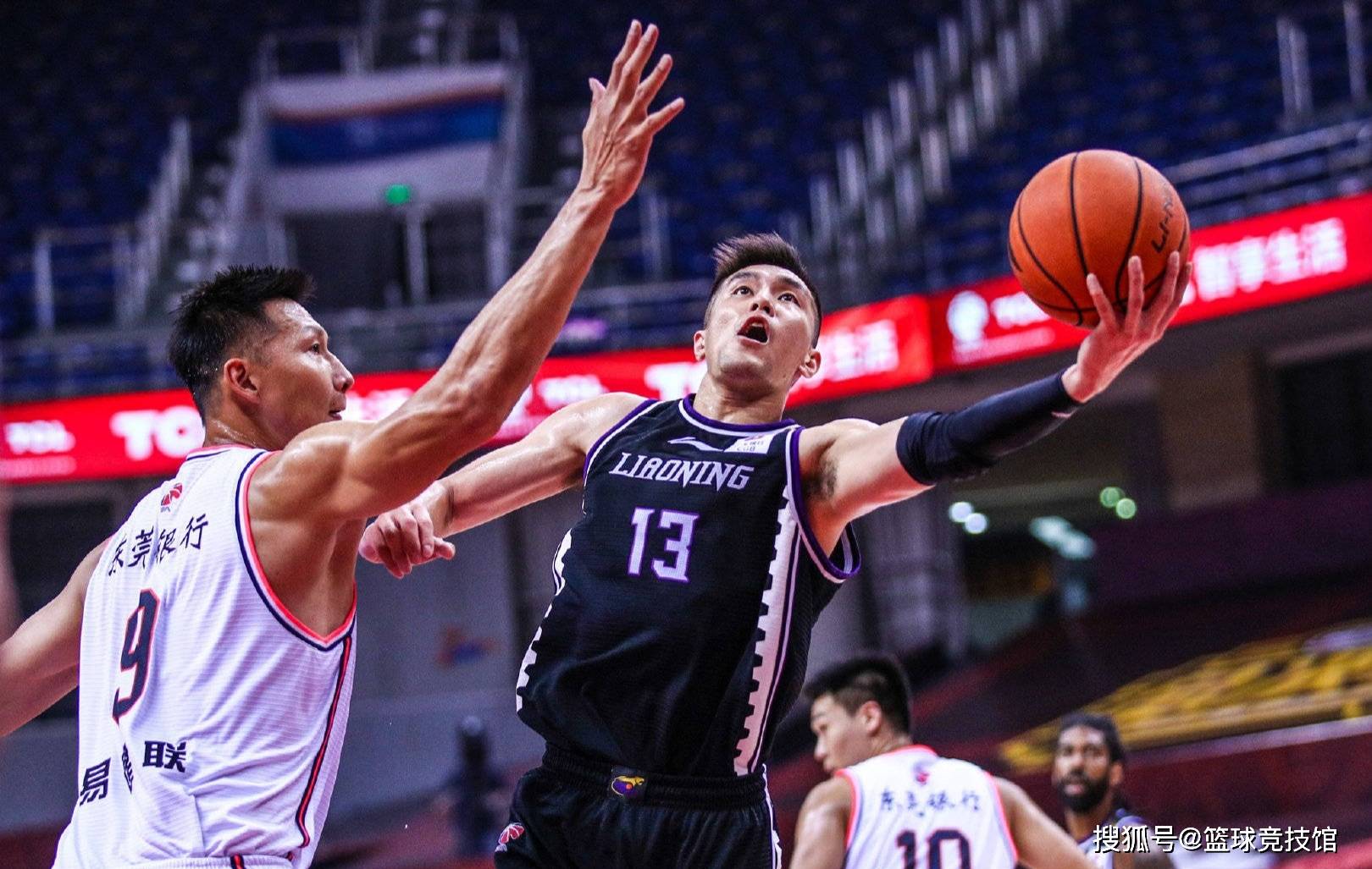 新疆队险胜深圳队,赵继伟惊艳四座 新疆队险胜深圳队,赵继伟惊艳四座